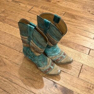 Corral teen boots- fits a woman’s size 7.